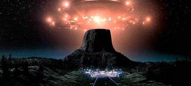 https://cinemodern.ir/wp-content/uploads/2017/10/closeencounters-ship-devilstower640x480.jpg