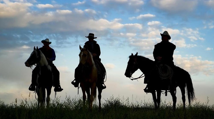 15 10 27 184611cowboys on horses - آشنایی با دنیای وسترن، از کلاسیک تا اسپاگتی