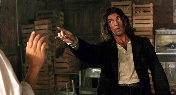 معرفی فیلمهای وسترن مدرنی که باید ببینید 21 https://cinemodern.ir/wp-content/uploads/2017/12/fhd995PDO_Antonio_Banderas_009-w700.jpg