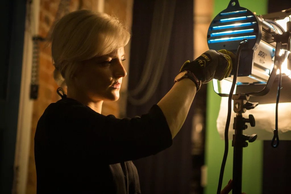 نگاهی بر اهمیت ایمنی در پشت صحنه سینما 10 نگاهی بر اهمیت ایمنی در پشت صحنه سینما 9