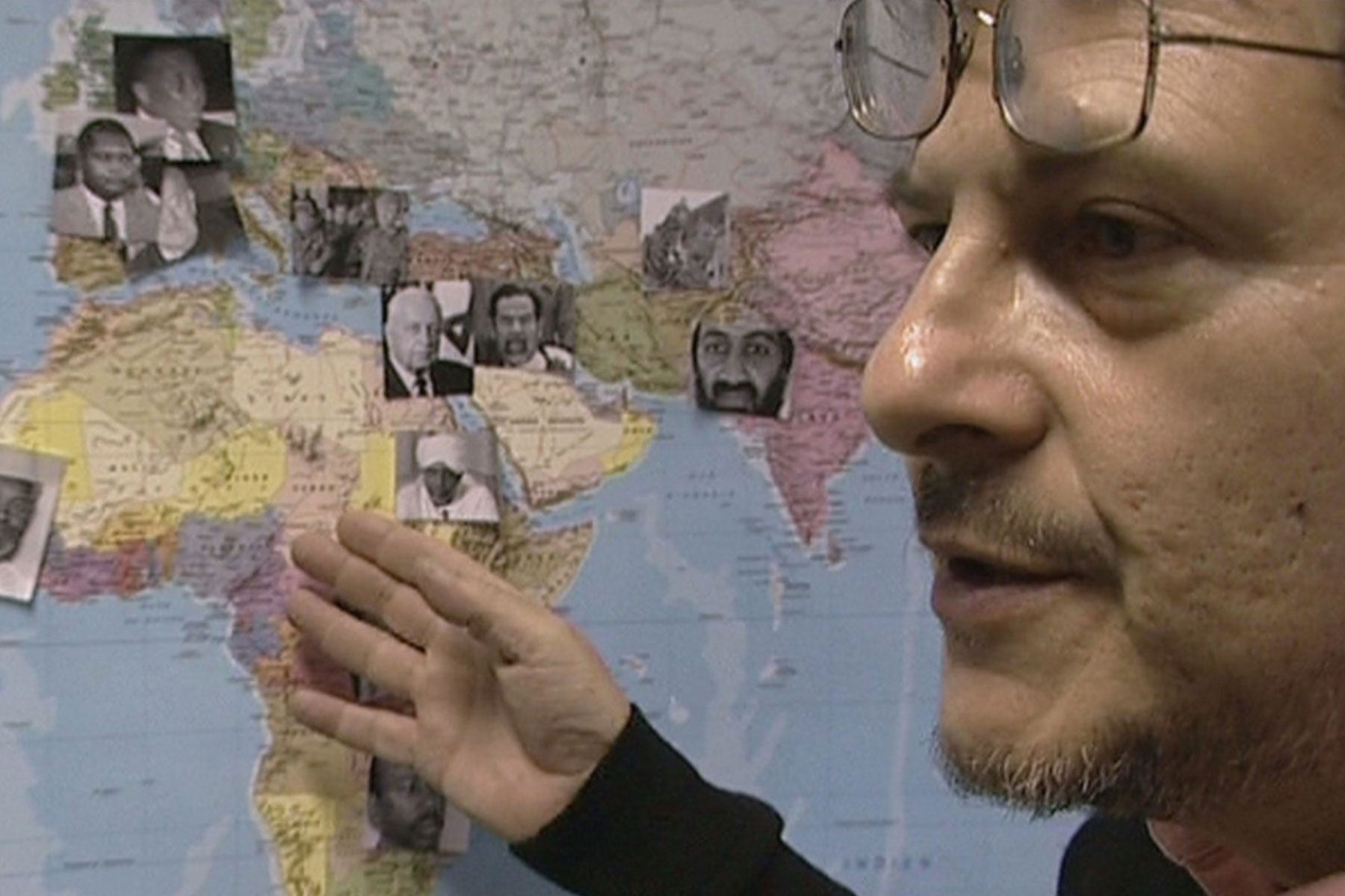 بهترین فیلم ها با موضوع دیکتاتوری: واقعیت های تکان دهنده تاریخ 17 The Dictator Hunter محصول 2007