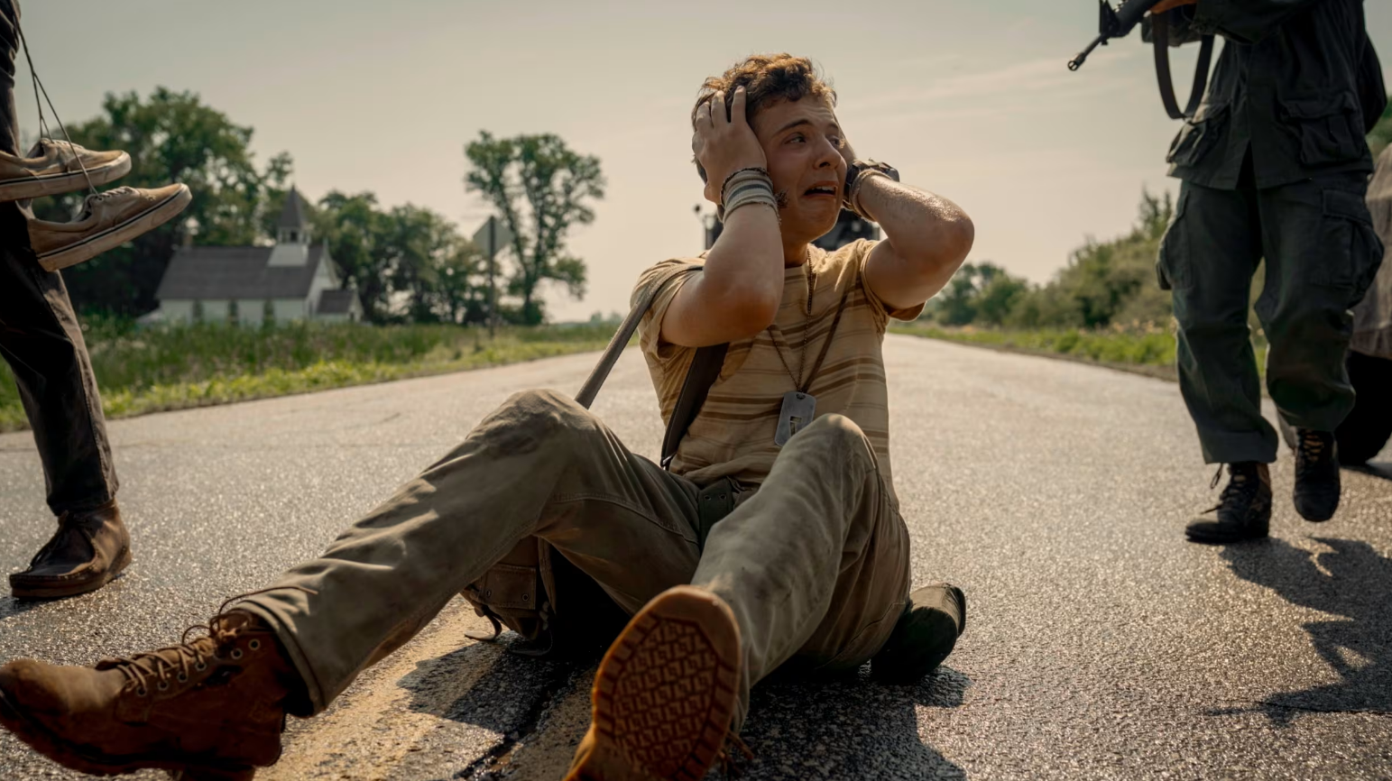 نقد و تحلیل عمیق فیلم The Long Walk (2025) 24 نقد و تحلیل عمیق فیلم The Long Walk (2025) 23