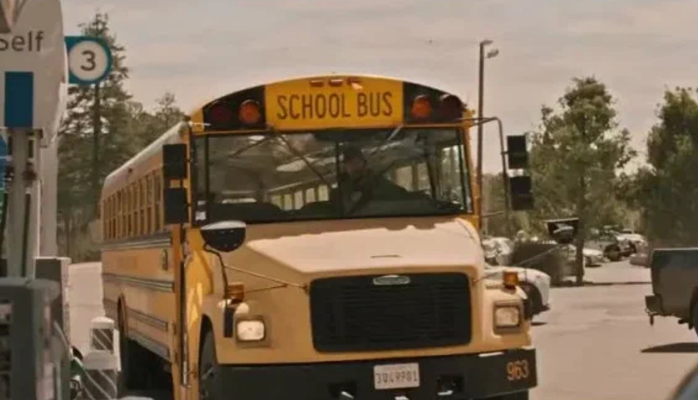 نقد و تحلیل فیلم The Lost Bus (2025) 21