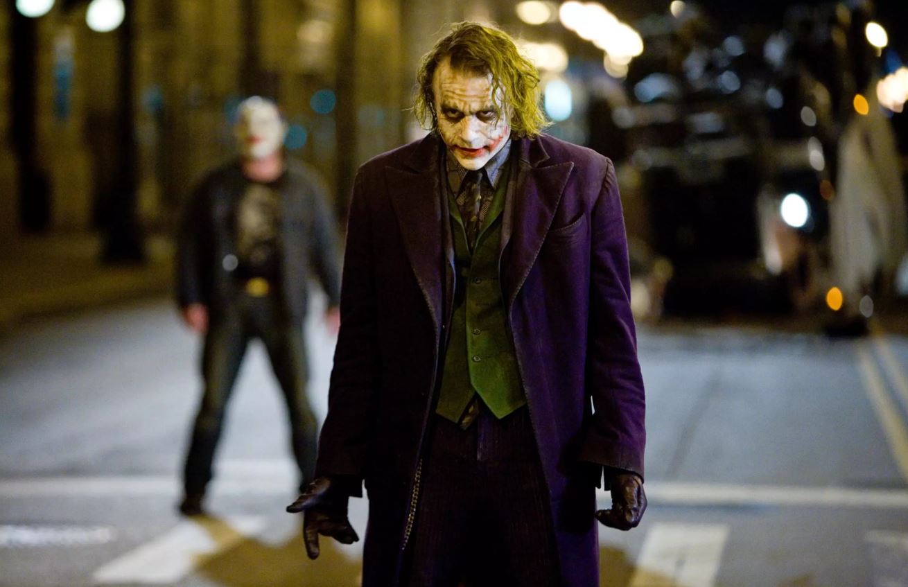 نقد فیلم شوالیه تاریکی | The Dark Knight (2008) 12 نقد فیلم شوالیه تاریکی | The Dark Knight (2008) 11