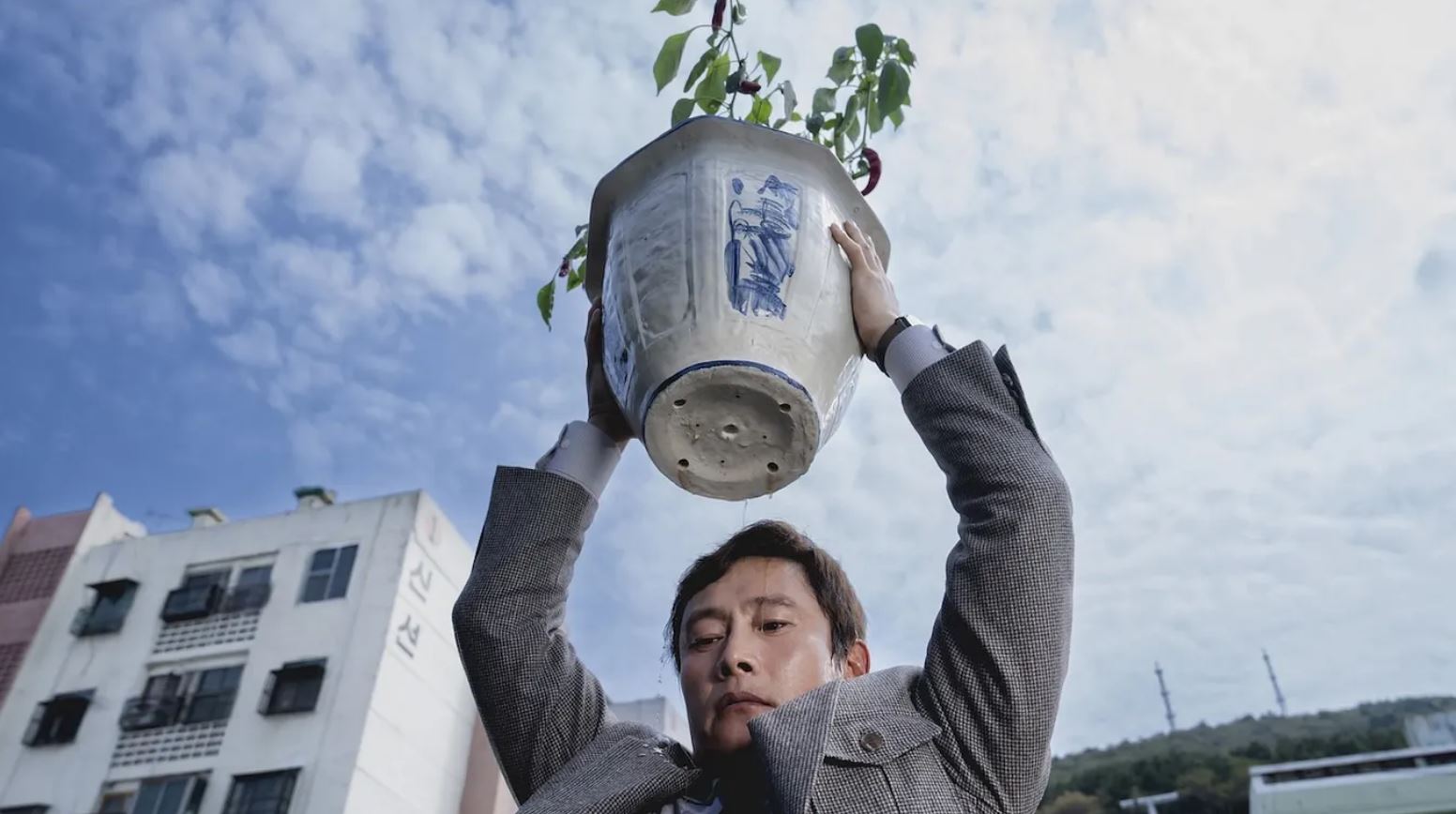 نقد و بررسی فیلم No Other Choice 2025 14 نقد و بررسی فیلم No Other Choice 2025 13